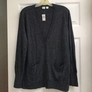 Button down Gap Women’s v neck cardigan w/ pockets